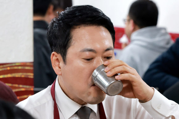 국민의힘 장동혁 대표가 13일 서울 영등포시장 내 한 식당을 방문해 점심을 먹으며 물을 마시고 있다. 2026.3.13 연합뉴스