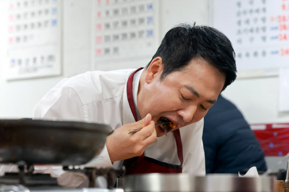 국민의힘 장동혁 대표가 13일 서울 영등포시장 내 한 식당을 방문해 점심을 먹고 있다. 2026.3.13 연합뉴스