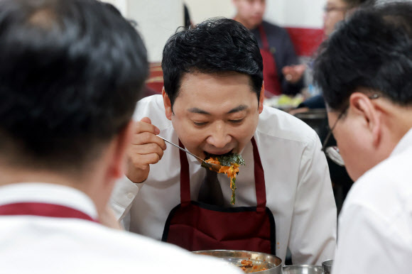 국민의힘 장동혁 대표가 13일 서울 영등포시장 내 한 식당을 방문해 점심을 먹고 있다. 2026.3.13 연합뉴스