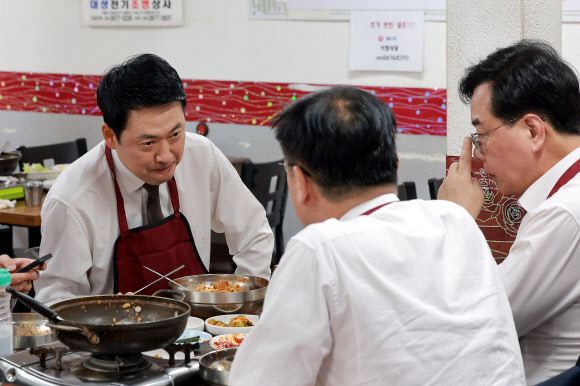 국민의힘 장동혁 대표가 13일 서울 영등포시장 내 한 식당을 방문해 송언석 원내대표, 정점식 정책위의장과 점심을 먹으며 대화하고 있다. 2026.3.13 연합뉴스