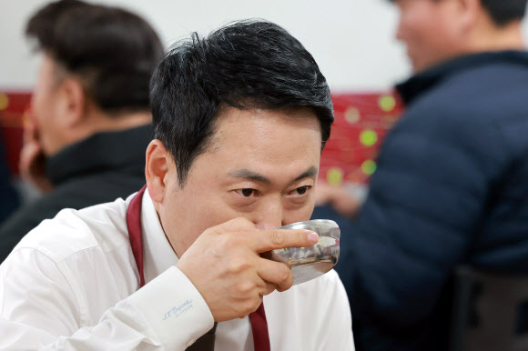 국민의힘 장동혁 대표가 13일 서울 영등포시장 내 한 식당을 방문해 점심을 먹으며 물을 마시고 있다. 2026.3.13 연합뉴스