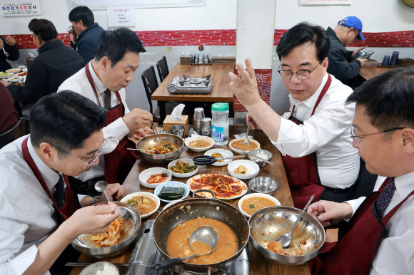 국민의힘 장동혁 대표가 13일 서울 영등포시장 내 한 식당을 방문해 점심을 먹으며 송언석 원내대표와 대화하고 있다. 2026.3.13 연합뉴스
