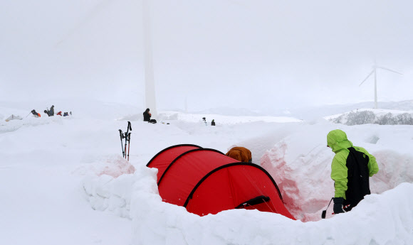 13일 대설주의보가 내린 강원도 평창군 대관령면 선자령 부근에서 등산객들이 쌓인 눈 사이에 텐트를 치고 있다. 2026.3.13 연합뉴스