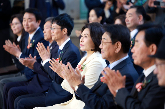 김혜경 여사가 13일 서울 중구 문화역서울284에서 열린 정부조달 문화상품 특별전 ‘한국본색’ 개막식에서 박수치고 있다. 2026.3.13 청와대통신사진기자단