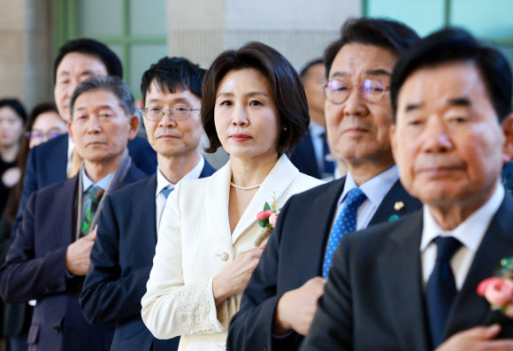 김혜경 여사가 13일 서울 중구 문화역서울284에서 열린 정부조달 문화상품 특별전 ‘한국본색’ 개막식에서 국민의례를 하고 있다. 2026.3.13. 청와대통신사진기자단