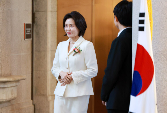 김혜경 여사가 13일 서울 중구 문화역서울284에서 열린 정부조달 문화상품 특별전 ‘한국본색’ 개막식에 입장하고 있다. 2026.3.13. 청와대통신사진기자단