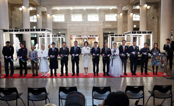 김혜경 여사가 13일 서울 중구 문화역서울284에서 열린 정부조달 문화상품 특별전 ‘한국본색’ 개막식에서 테이프 커팅을 하고 있다. 2026.3.13 청와대통신사진기자단