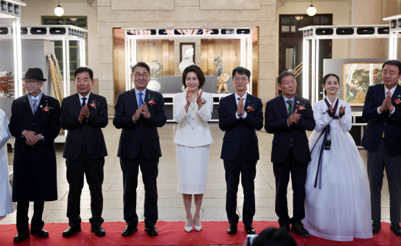 김혜경 여사가 13일 서울 중구 문화역서울284에서 열린 정부조달 문화상품 특별전 ‘한국본색’ 개막식에서 참석자들과 함께 참석자들과 박수를 치고 있다. 2026.3.13 청와대통신사진기자단