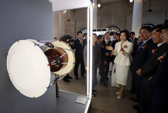 김혜경 여사가 13일 서울 중구 문화역서울284에서 개막한 정부조달 문화상품 특별전 ‘한국본색’을 관람하고 있다. 2026.3.13 청와대통신사진기자단