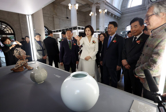 김혜경 여사가 13일 서울 중구 문화역서울284에서 개막한 정부조달 문화상품 특별전 ‘한국본색’을 관람하고 있다. 2026.3.13 청와대통신사진기자단