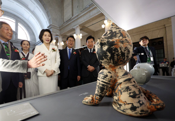 김혜경 여사가 13일 서울 중구 문화역서울284에서 개막한 정부조달 문화상품 특별전 ‘한국본색’을 관람하고 있다. 2026.3.13 청와대통신사진기자단