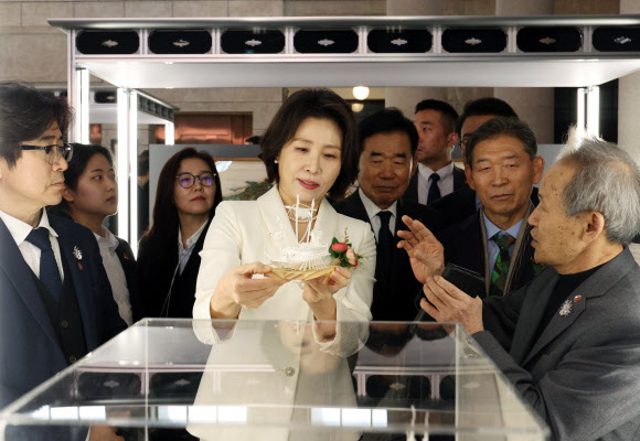 김혜경 여사가 13일 서울 중구 문화역서울284에서 개막한 정부조달 문화상품 특별전 ‘한국본색’을 관람하고 있다. 2026.3.13 청와대통신사진기자단