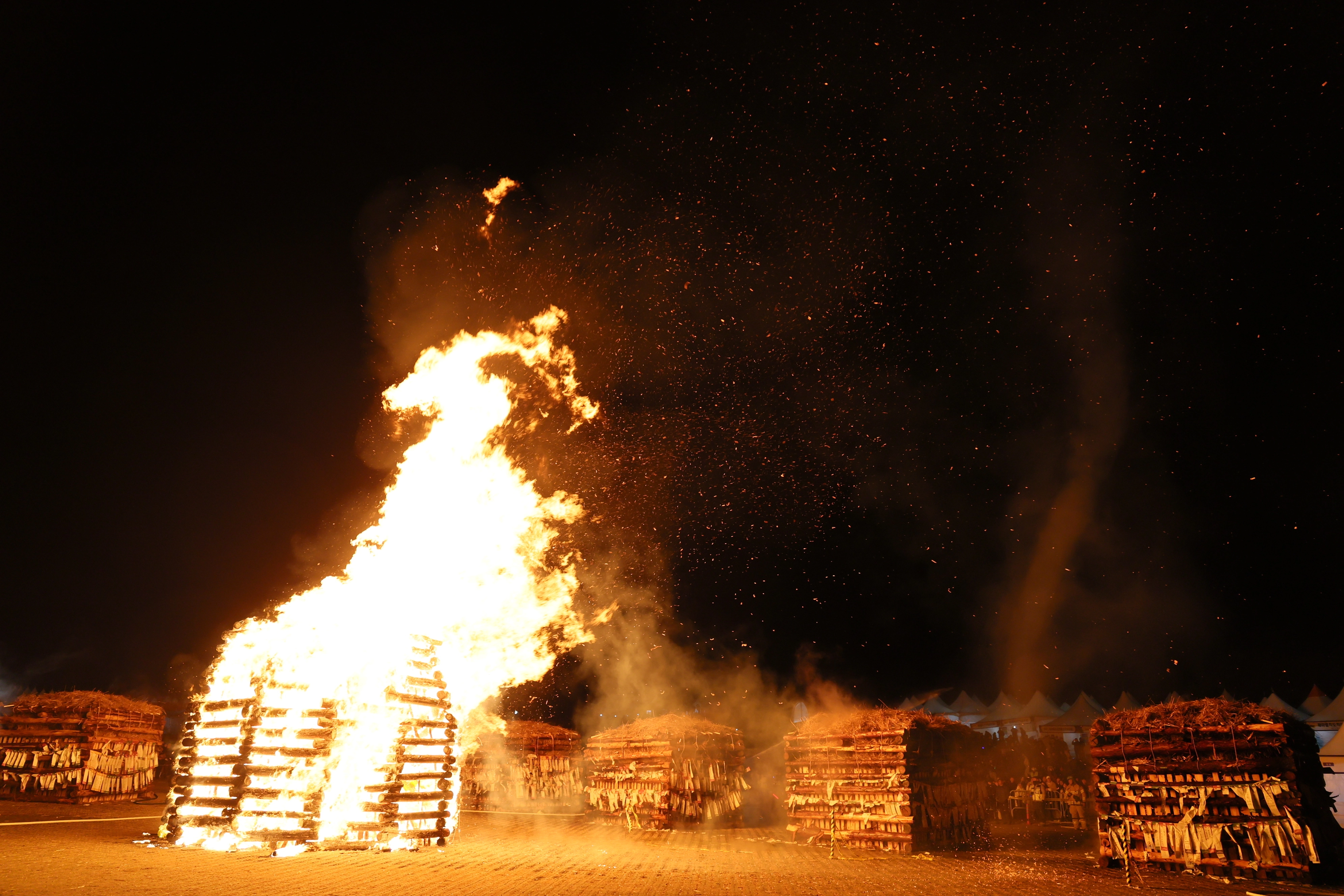 오름 불놓기는 사라져 디지털로 전환됐지만 들불축제의 정체성을 살리기 위해 달집태우기 등 전승의식은 그대로 계승해 선보이고 있다. 사진을 달집태우기. 제주시 제공