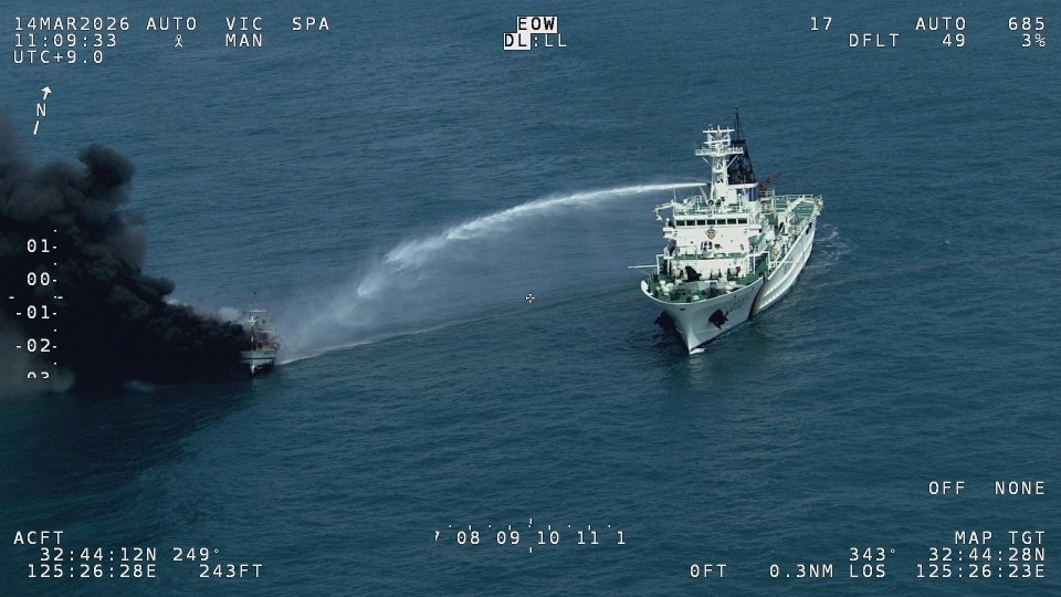 제주도 차귀도 남서쪽 약 90㎞ 해상에서 조업 중이던 어선에서 화재가 발생하자 해경 함정이 급파돼 소화포를 이용해 화재를 진압하고 있다. 제주해양경찰서 제공