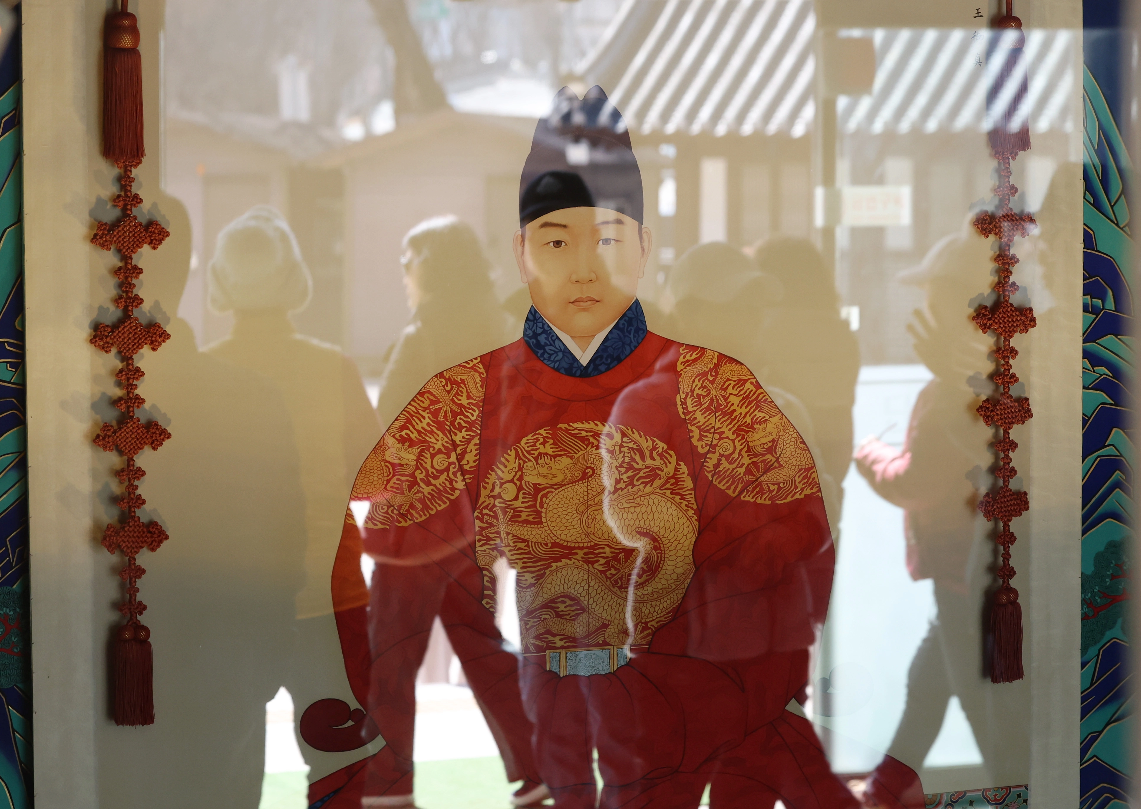 ‘왕사남’ 관광객 몰리는 영월 장릉  영화 ‘왕과 사는 남자’의 역사적 배경이 된 강원 영월군 장릉의 단종 어진에 관광객들의 모습이 비치고 있다. 2026.3.8 연합뉴스