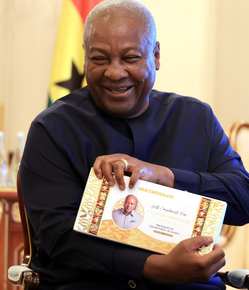 초콜릿 들어 보이는 존 마하마 가나 대통령