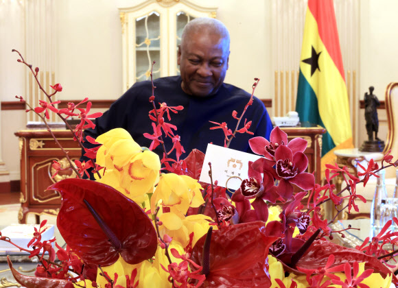 질문에 답하는 존 마하마 가나 대통령