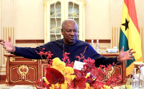 답변하는 존 마하마 가나 대통령