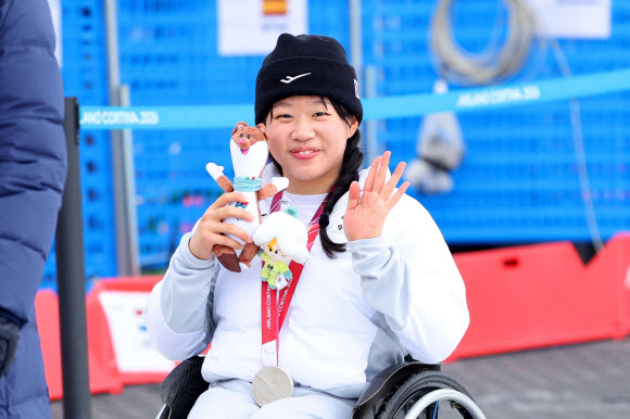 ‘19세 철인’ 김윤지, 또 은빛 질주