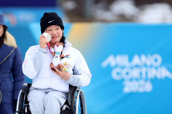 ‘19세 철인’ 김윤지, 또 은빛 질주