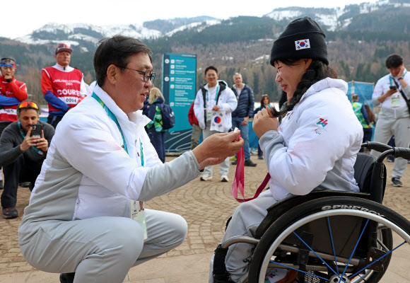 김윤지 선수 응원하는 최휘영 장관