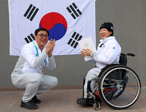 이재명 대통령 축전 전달 받은 김윤지