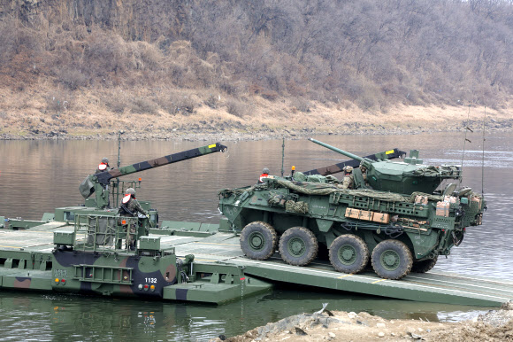 임진강에서 실시된 한미연합 도하훈련