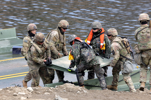 임진강에서 실시된 한미연합 도하훈련