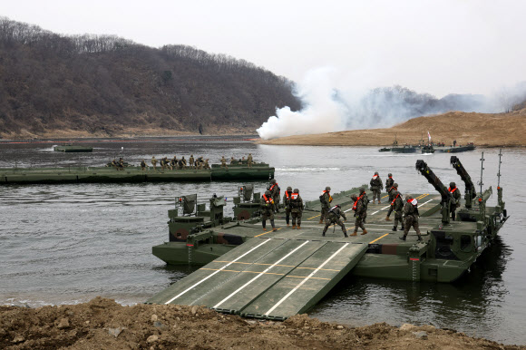 임진강에서 실시된 한미연합 도하훈련