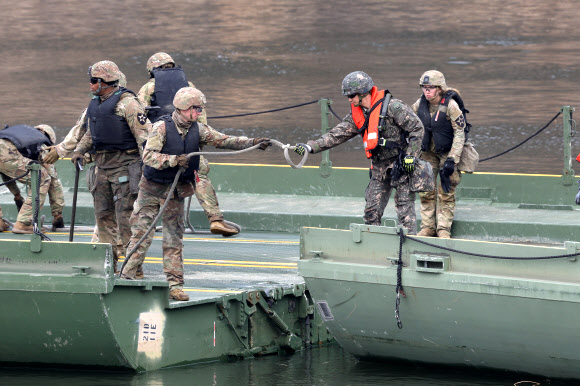 임진강에서 실시된 한미연합 도하훈련