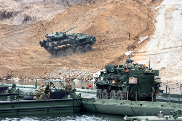 임진강 건너는 스트라이커 장갑차