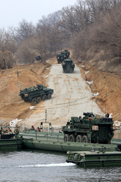 임진강 건너는 스트라이커 장갑차
