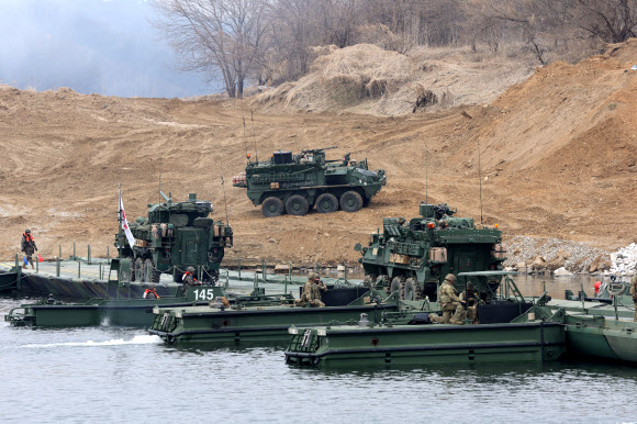 임진강 건너는 스트라이커 장갑차