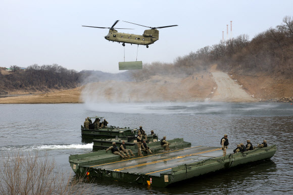 임진강에서 실시된 한미연합 도하훈련