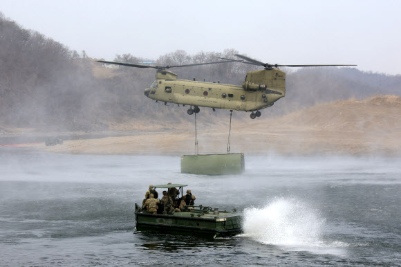 임진강에서 실시된 한미연합 도하훈련