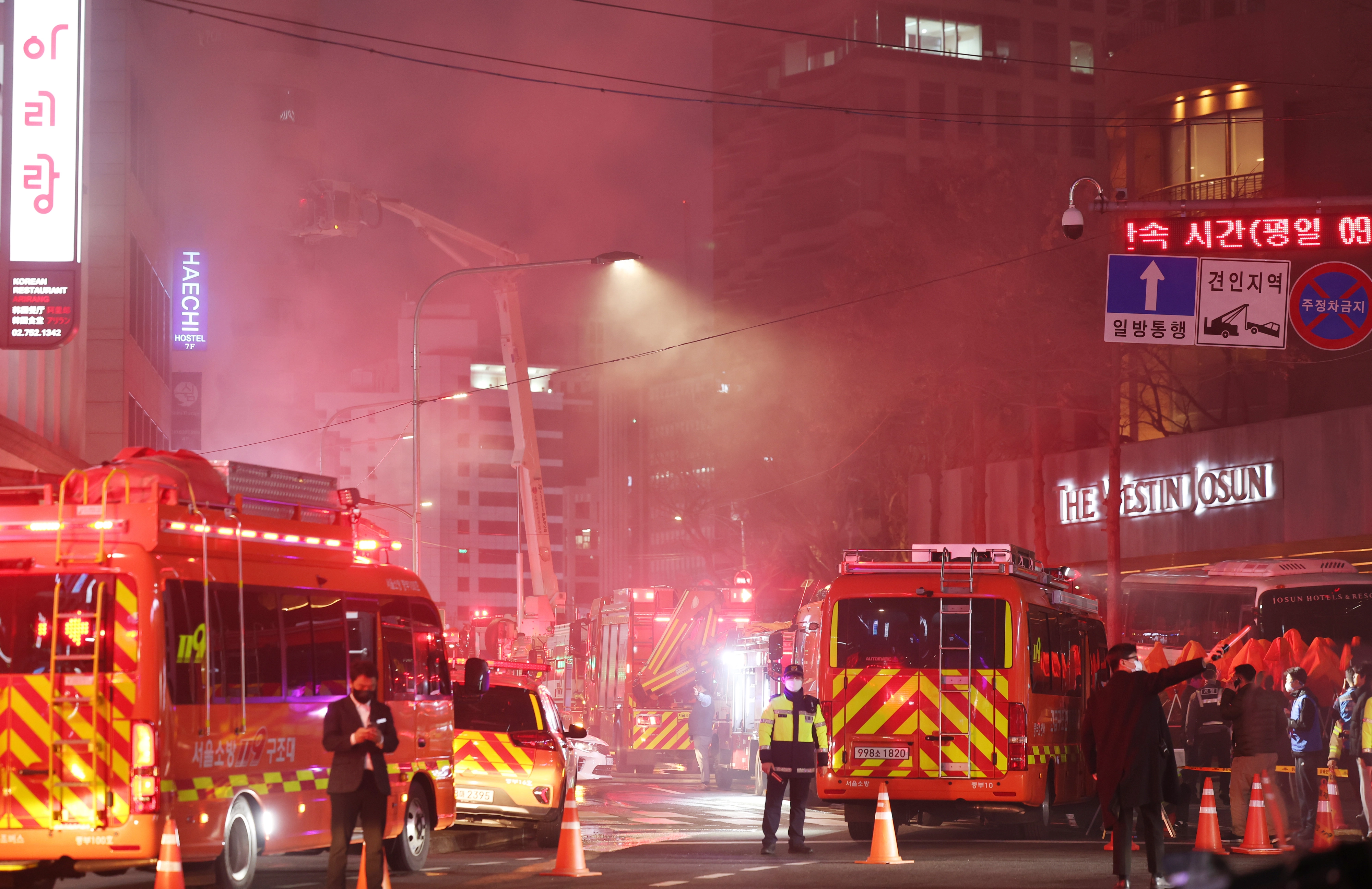 연기 자욱한 주말 도심  14일 오후 서울 중구 소공동의 한 건물에서 불이나 소방대원들이 진화 작업을 벌이고 있다. 2026.3.14 연합뉴스