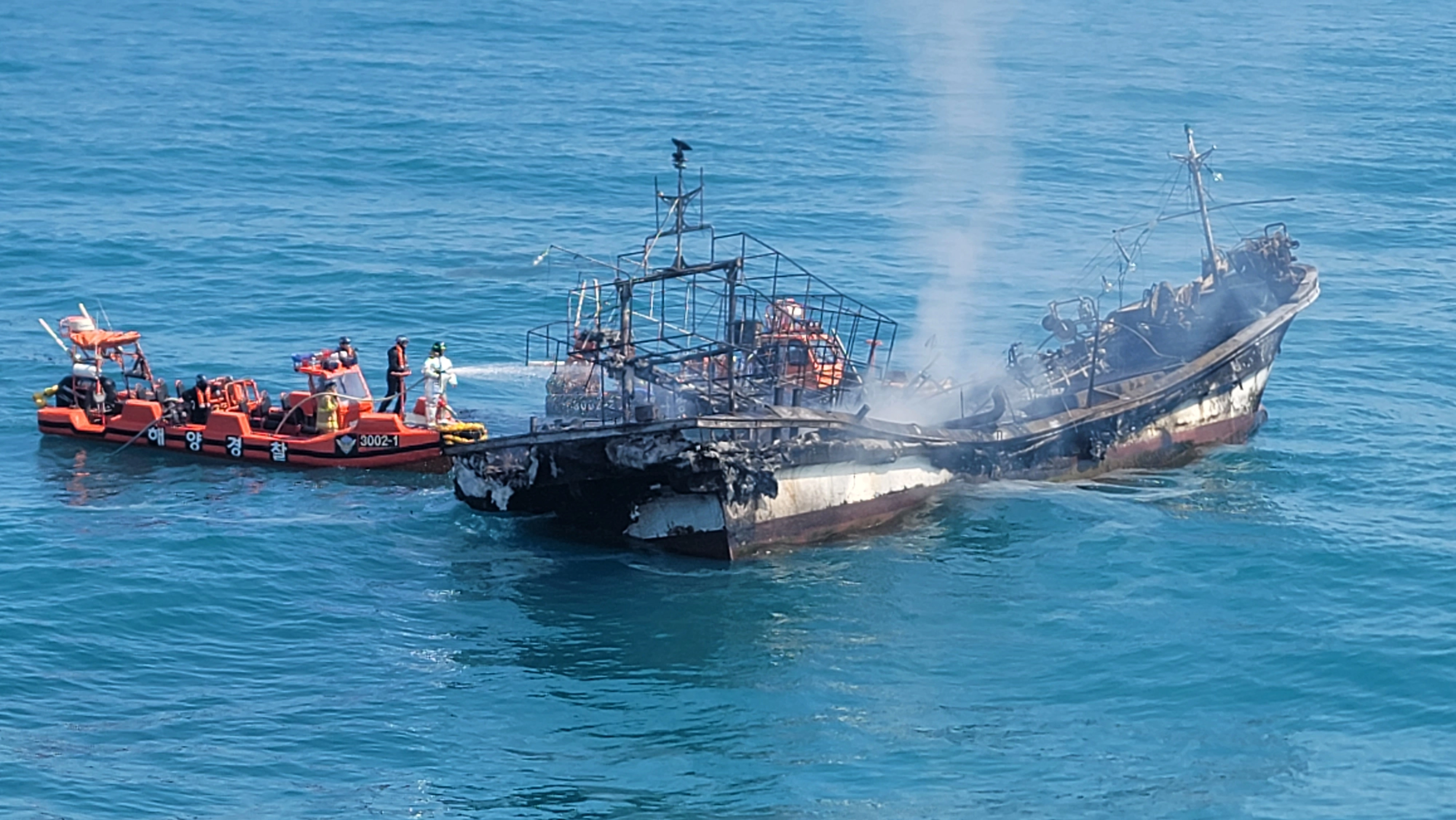 지난 14일 차귀도 남서쪽 약 90㎞ 해상에서 조업 중이던 어선에서 화재가 발생하자 경비함정을 급파해 화재를 진압하고 있다. 제주해양경찰서 제공