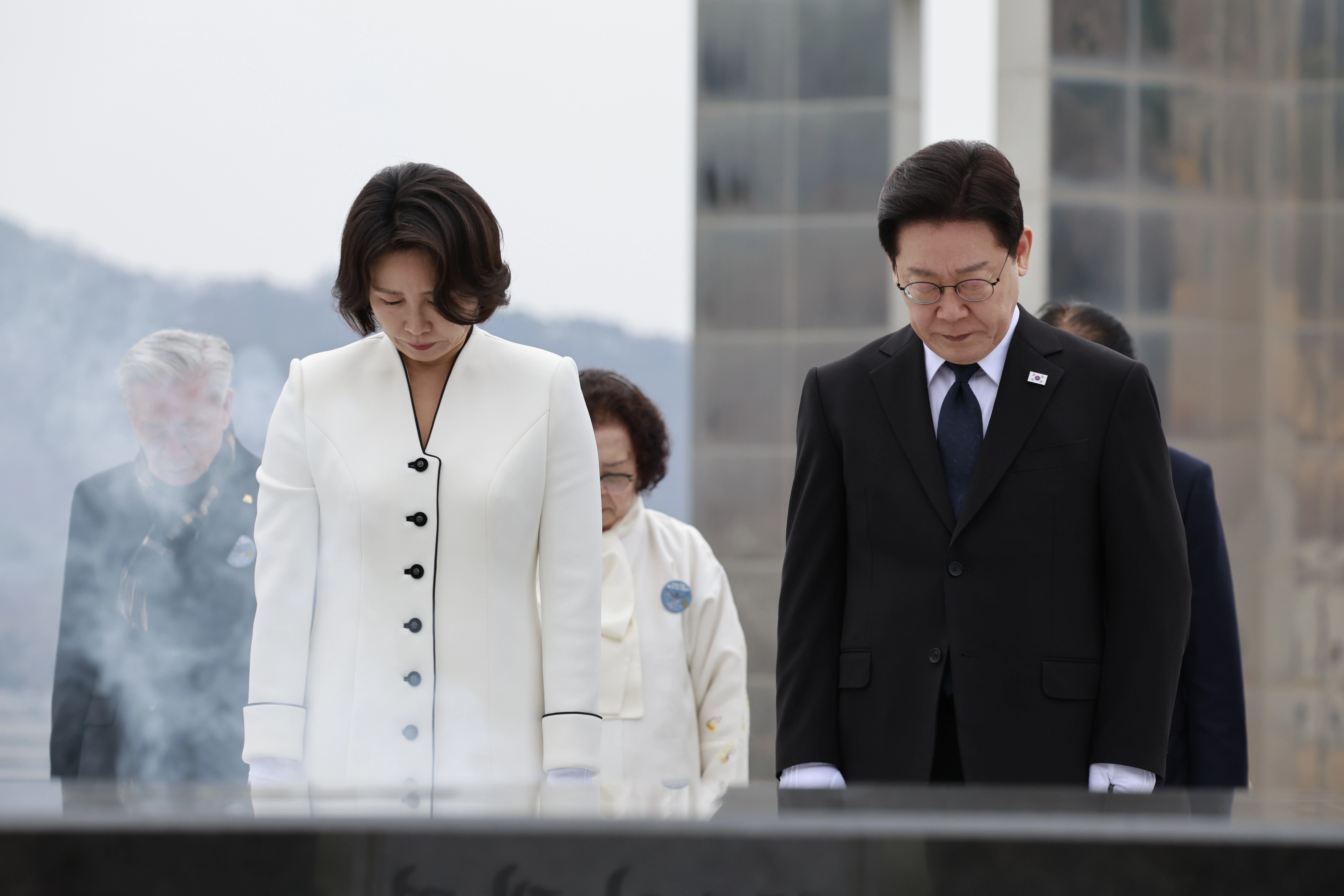 이재명 대통령, 국립 3.15 민주묘지 참배  이재명 대통령과 김혜경 여사가 15일 경남 창원시 국립 3.15 민주묘지를 찾아 묵념하고 있다. 2026.03.15. 뉴시스