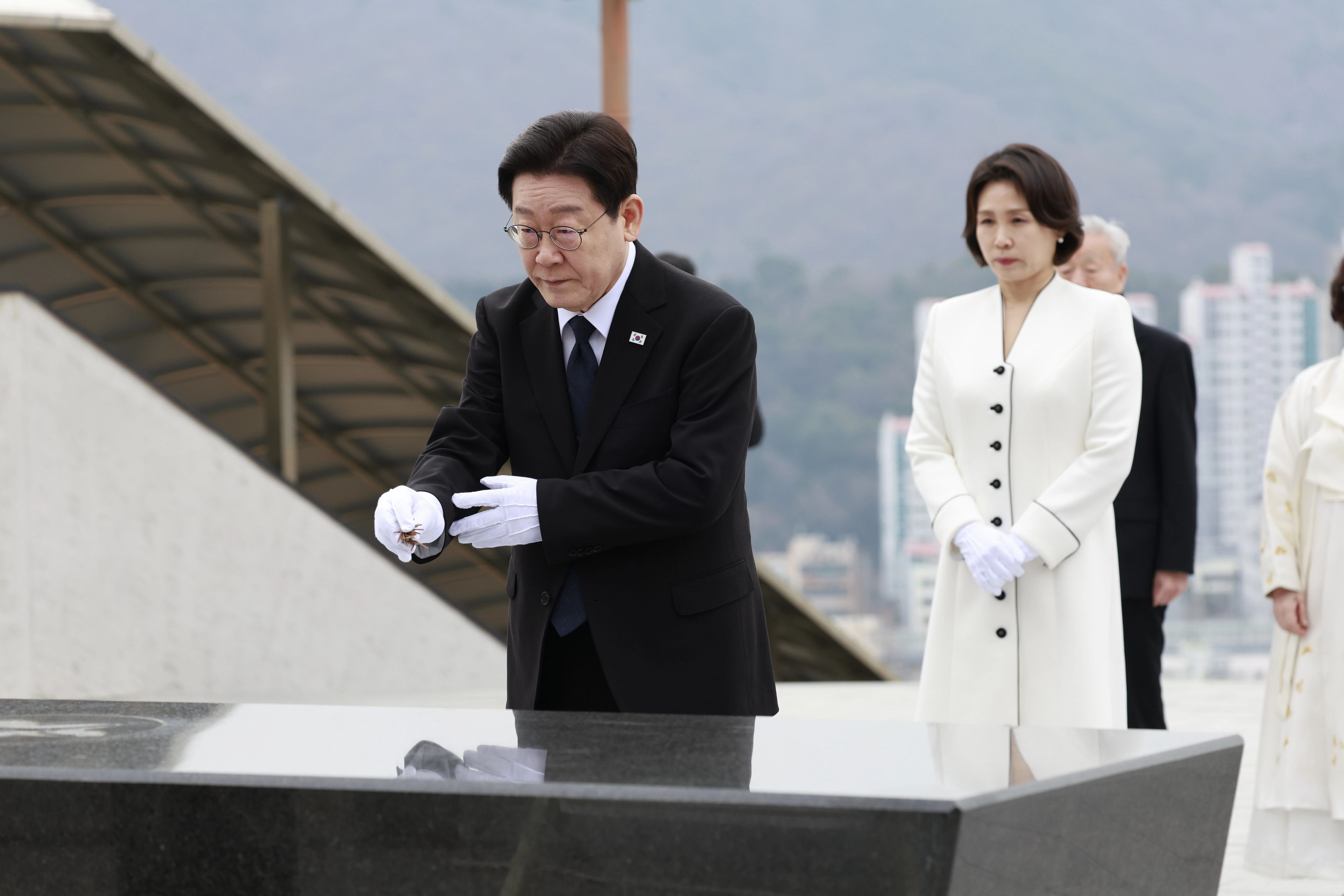 이재명 대통령, 3·15 민주묘지 참배  이재명 대통령이 15일 경남 창원시 마산회원구 국립 3·15 민주 묘지를 찾아 분향하고 있다.
창원 연합뉴스