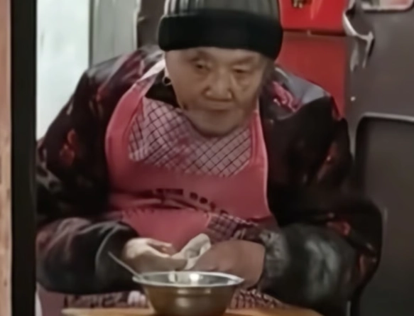 중국에서 매일 돼지족발을 먹고 반주를 즐기면서도 100세 넘게 건강을 유지하며 삶을 즐기고 있다는 102세 할머니의 사연이 알려지며 화제가 되고 있다. 더우인