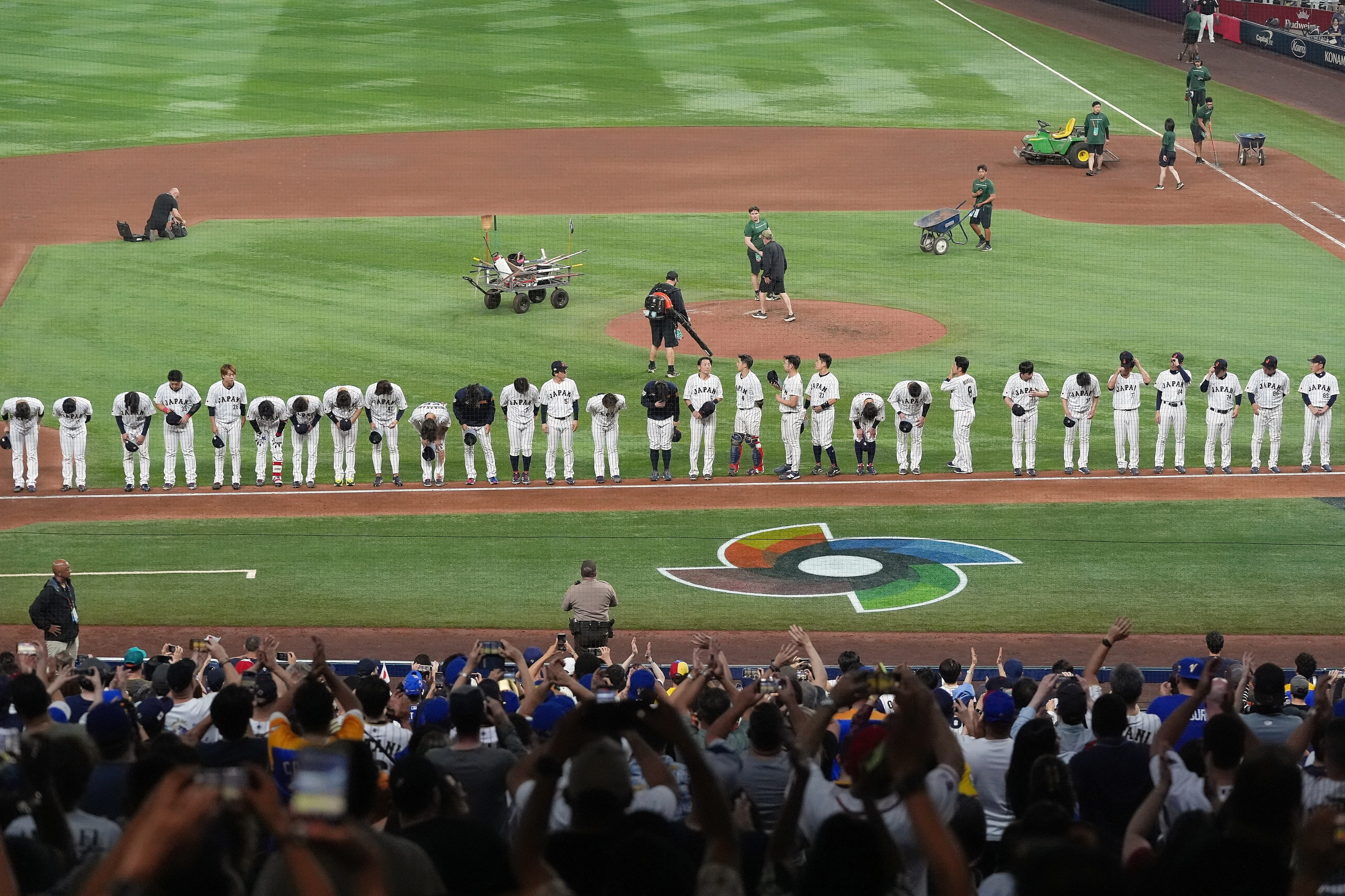일본 야구 국가대표 선수들이 15일(한국시간) 미국 플로리다주 마이애미 론디포 파크에서 열린 2026 월드베이스볼클래식(WBC) 8강전 베네수엘라와의 경기에서 패배한 뒤 관중석을 향해 인사하고 있다. 2026.3.14 마이애미 AP 연합뉴스