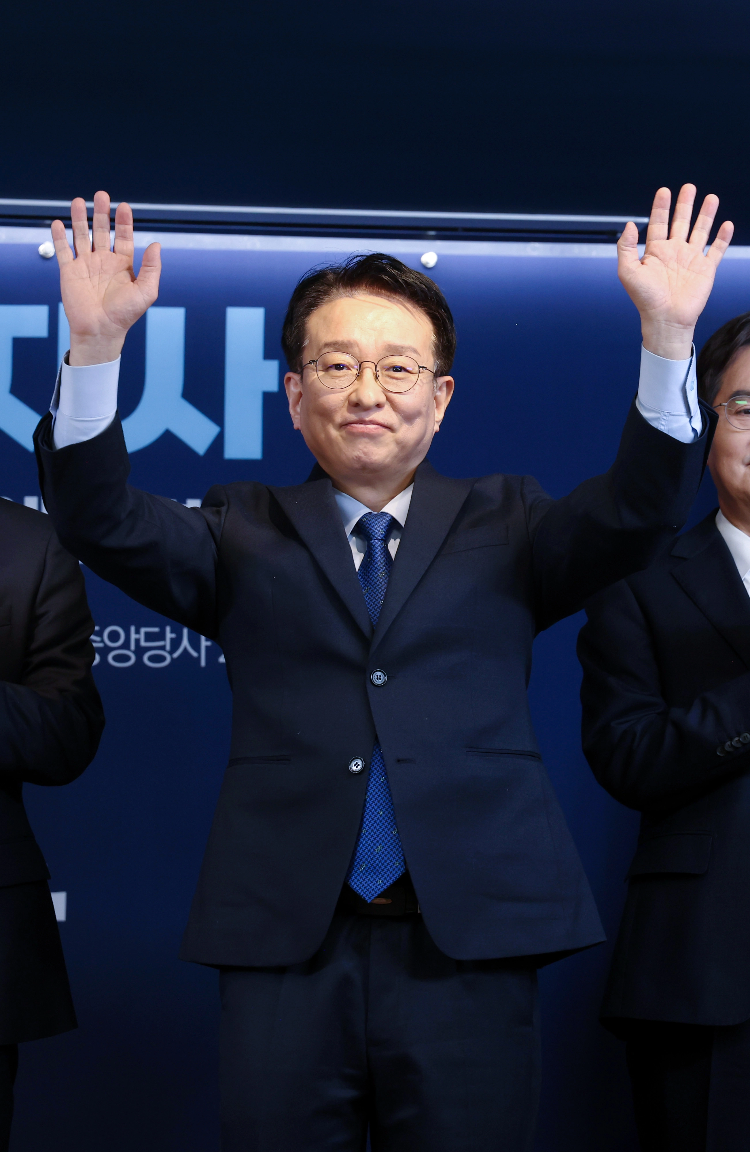 민주당 경기도지사 예비경선 합동연설회, 권칠승 의원  권칠승 더불어민주당 의원이 15일 서울 영등포구 민주당 당사에서 열린 민주당 경기도지사 예비경선 합동연설회에서 기념사진을 찍고 있다. 2026.3.15