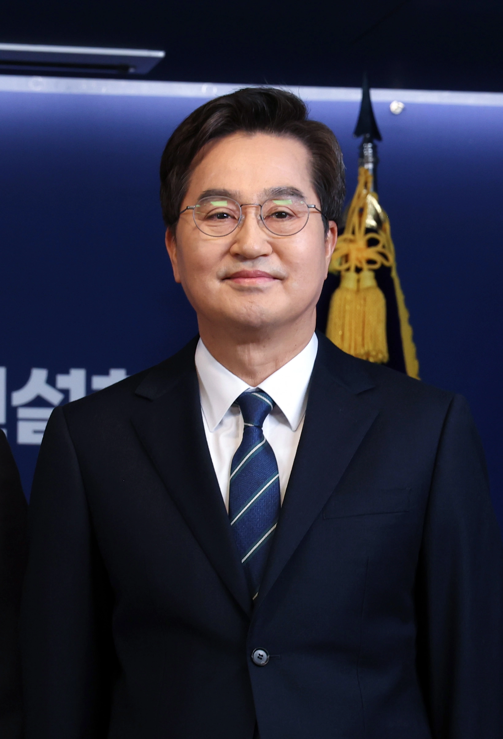 민주당 경기도지사 예비경선 합동연설회, 김동연 경기도지사  김동연 경기도지사가 15일 서울 영등포구 민주당 당사에서 열린 민주당 경기도지사 예비경선 합동연설회에서 기념사진을 찍고 있다. 2026.3.15