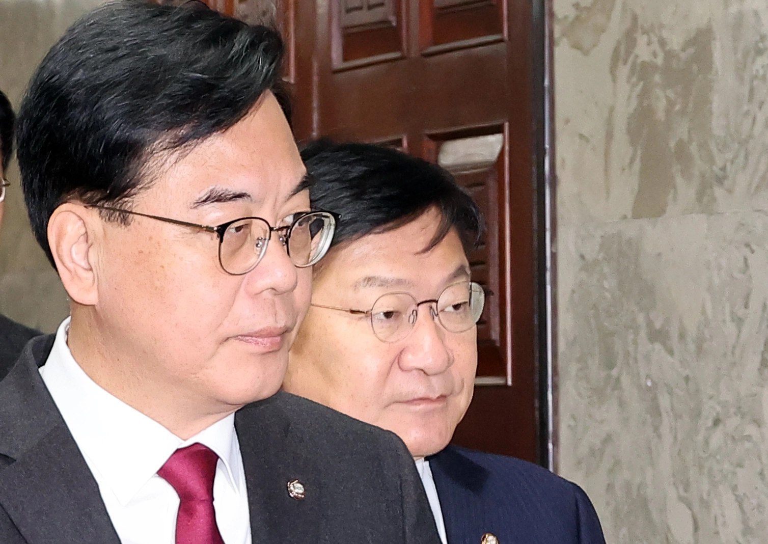 국민의힘 송언석 원내대표(왼쪽)와 정점식 정책위의장이 13일 국회에서 열린 원내대책회의에 입장하고 있다. 연합뉴스