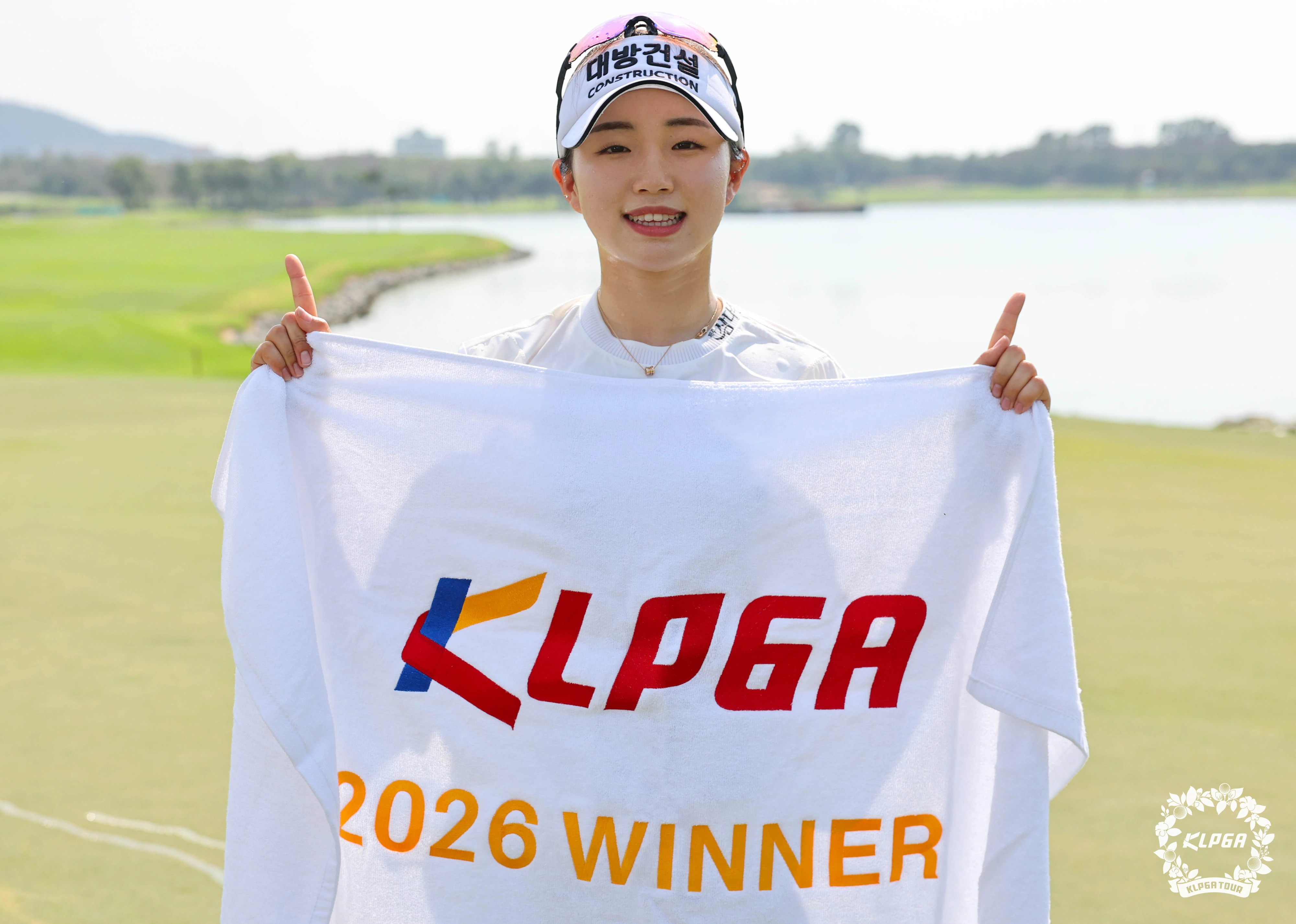 15일 한국여자프로골프(KLPGA)투어 2026시즌 개막전 리쥬란 챔피언십에서 우승한 임진영이 기념 촬영을 하고 있다. 임진영은 이날 태국 촌부리 아마타 스프링 CC에서 열린 최종 라운드 초반부터 맹렬하게 버디를 낚으며 선두를 추격했고, 통산 9승의 이예원과 우승 경쟁을 벌이다 1타 차로 승리를 거머쥐었다.
KLPGA 제공
