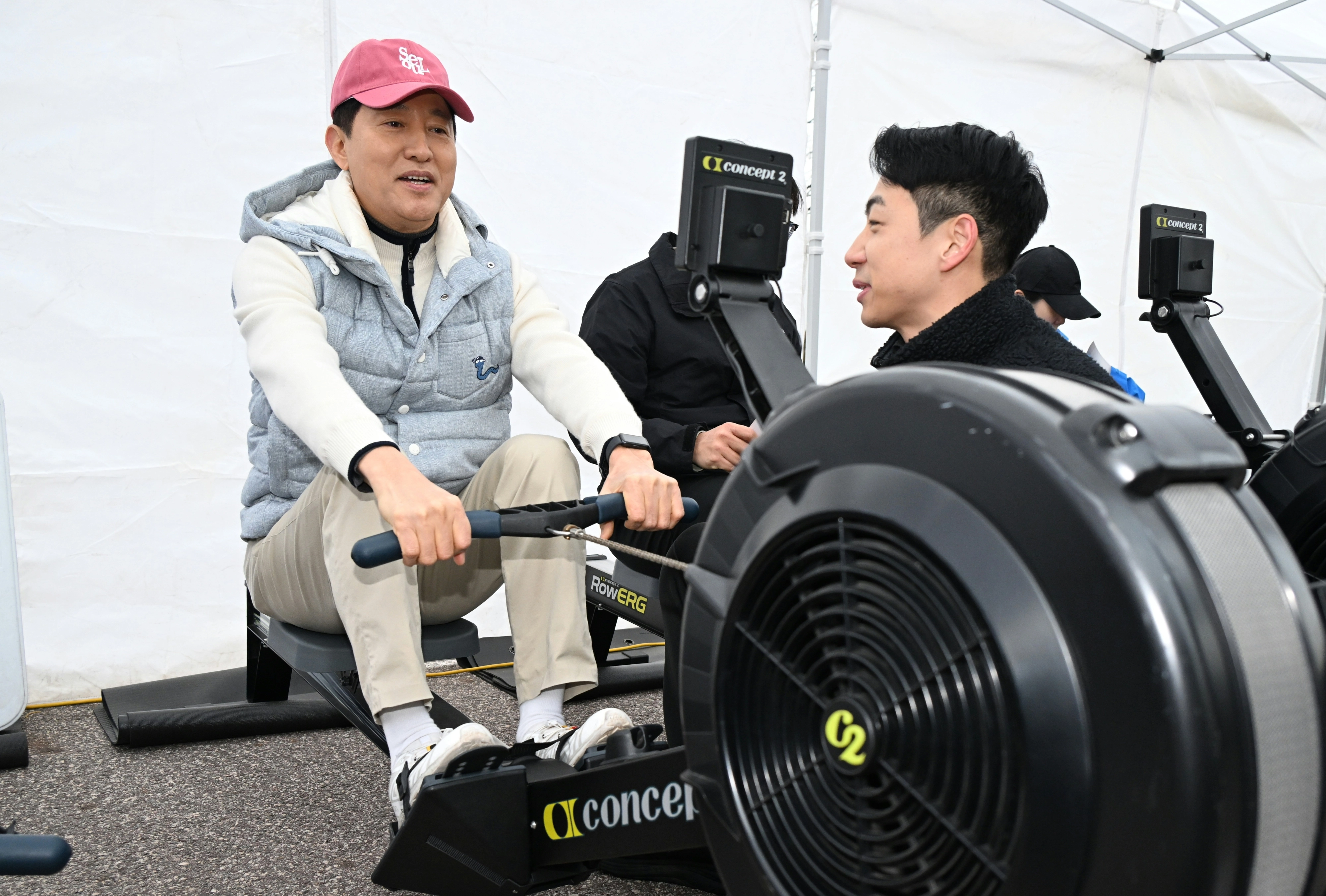 오 시장(왼쪽)이 행사장에 마련된 ‘서울체력장’ 부스에서 로잉머신에 올라 체력 측정을 하고 있다.
서울시 제공
