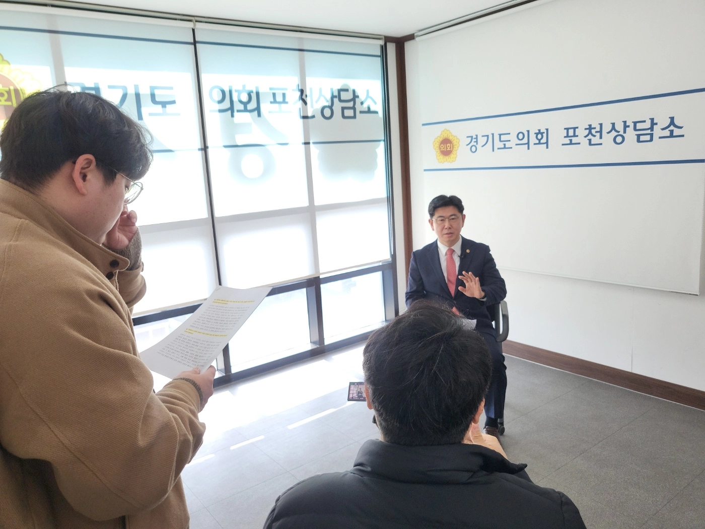 윤충식 의원이 13일 도의회 포천상담소에서 CBS 노컷뉴스와 인터뷰를 진행하며 자신이 대표 발의한 ‘경기도 딥페이크 대응 기술 개발 및 보급 지원 조례’의 입법 취지를 설명하고 있다.(사진=경기도의회)