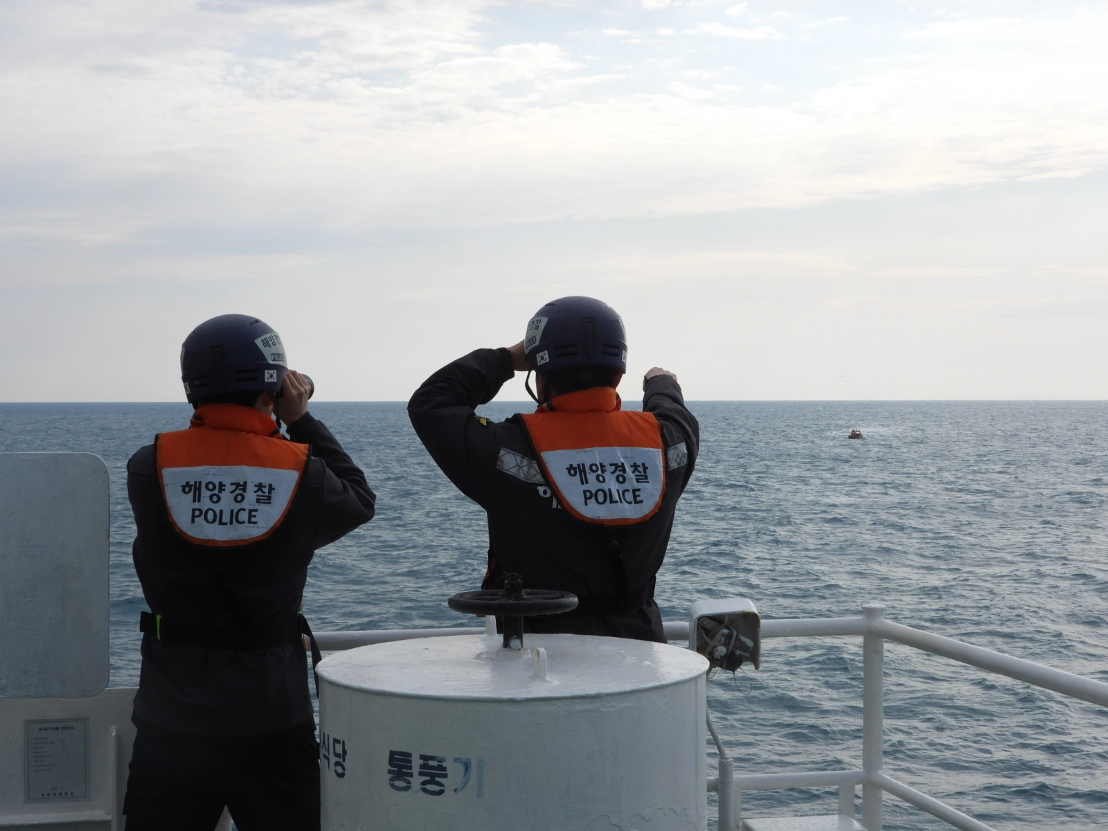 제주해경이 이틀째 사고해역 일대에서 주간수색하는 모습. 제주해양경찰서 제공