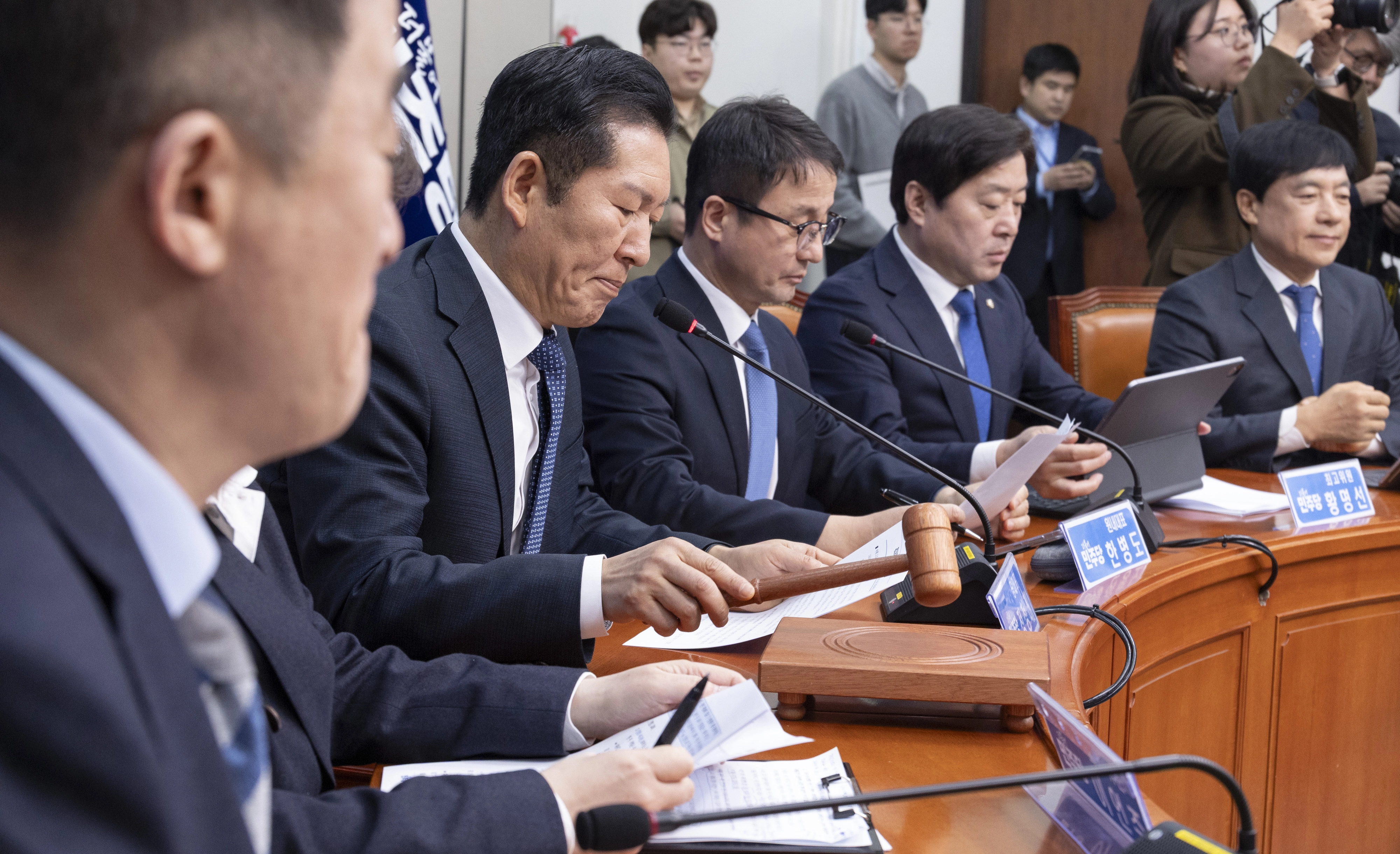 정청래 더불어민주당 대표가 16일 국회에서 열린 최고위원회의에 입장해 회의를 시작하며 의사봉을 두드리고 있다. 2026.3.16 연합뉴스