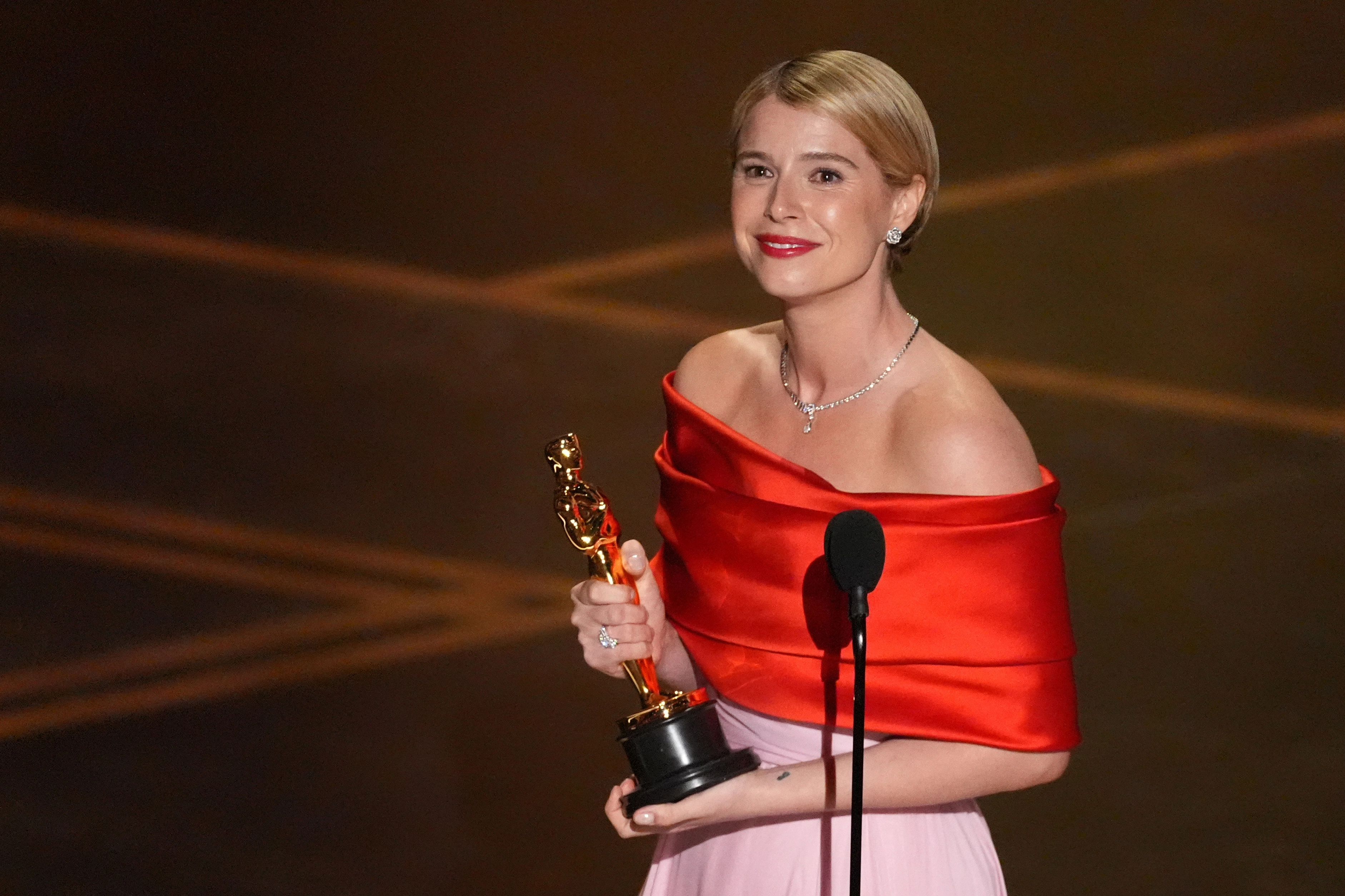 제시 버클리가 2026년 3월 15일 미국 로스앤젤레스 돌비 극장에서 열린 아카데미 시상식에서 영화 ‘햄넷’으로 여우주연상을 수상하고 있다. AP 뉴시스